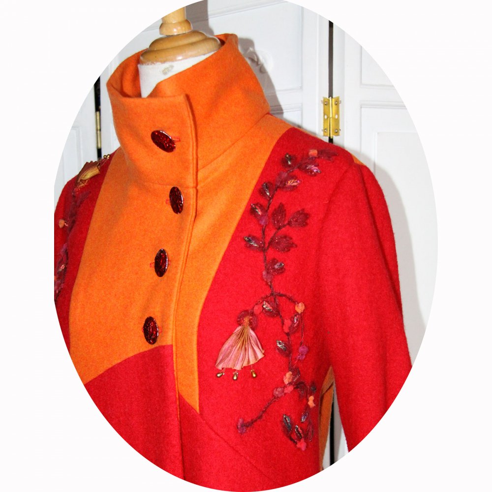 Manteau Spencer de forme trapèze en laine bouillie rouge et orange brodé main avec détails en ruban de soie--9995833102384