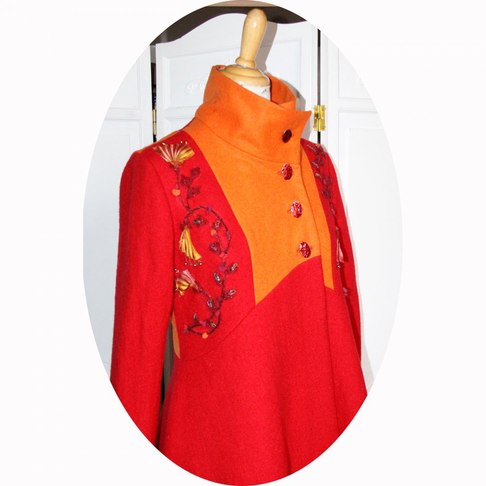 Manteau Spencer de forme trapèze en laine bouillie rouge et orange brodé main avec détails en ruban de soie--9995833102384