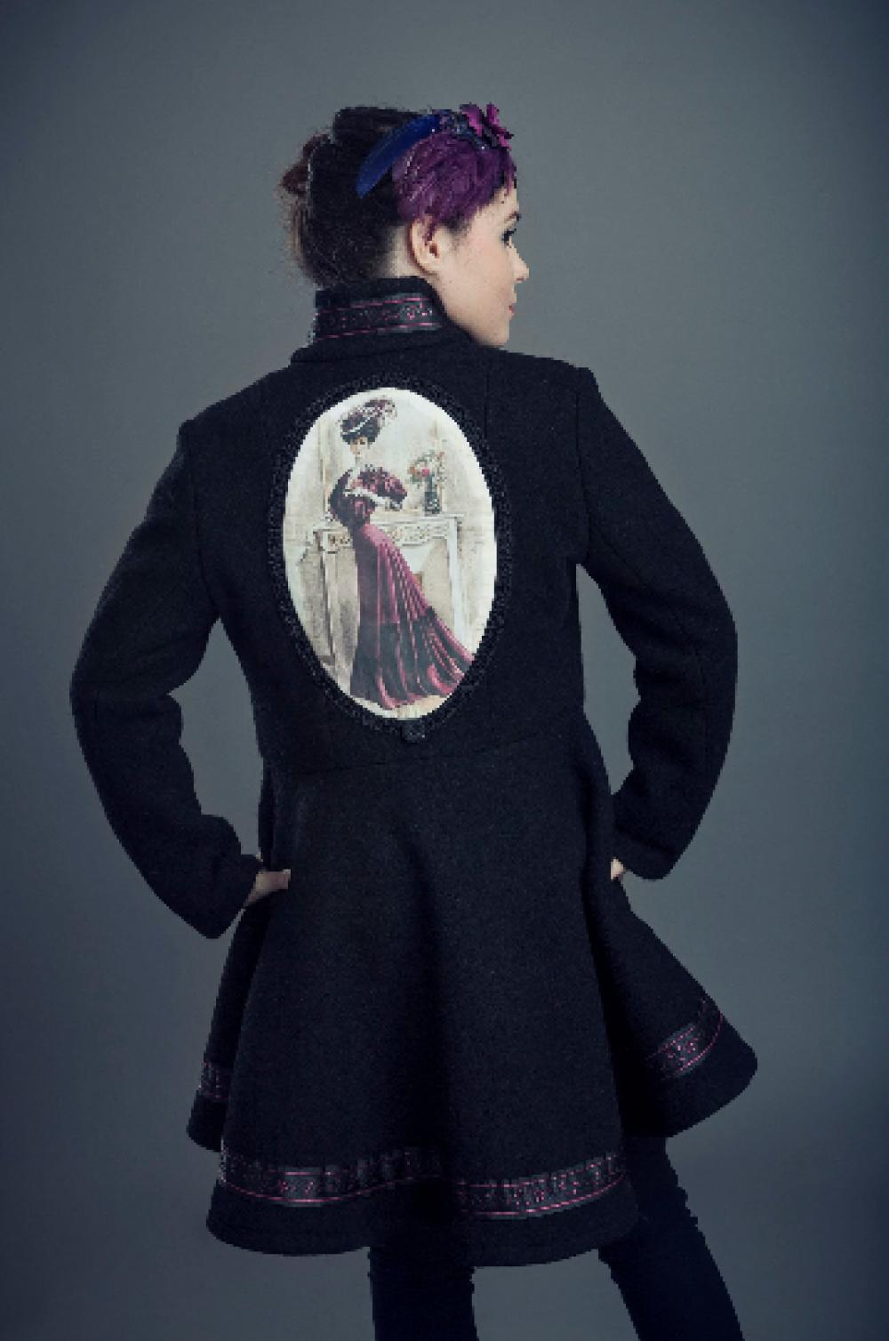 Manteau Spencer de forme trapèze en laine noire et médaillon gravure de mode dans le dos avec un col montant et détails en ruban et dentelle--9995575160567
