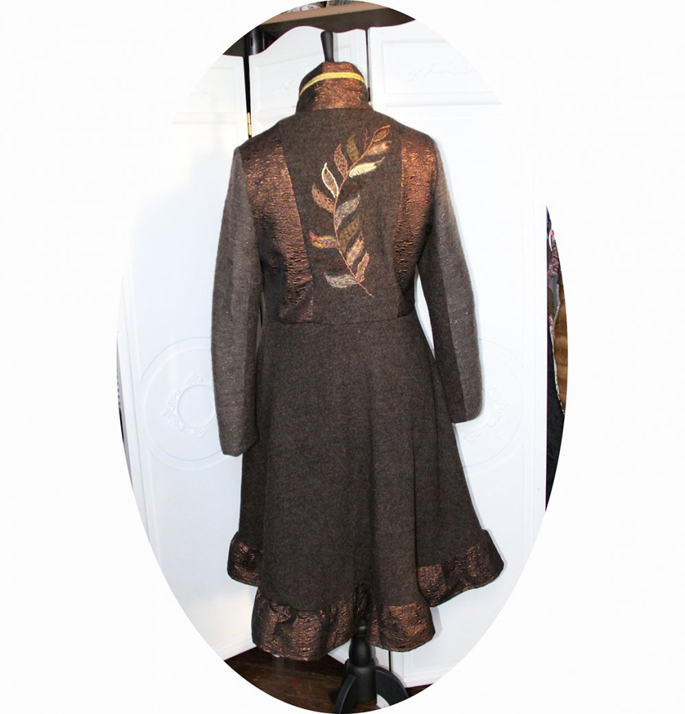Manteau Spencer de forme trapèze en lainemarron et cuivre brodé main avec détails en tissu gauffré cuivre et tresse dorée--9995732482891