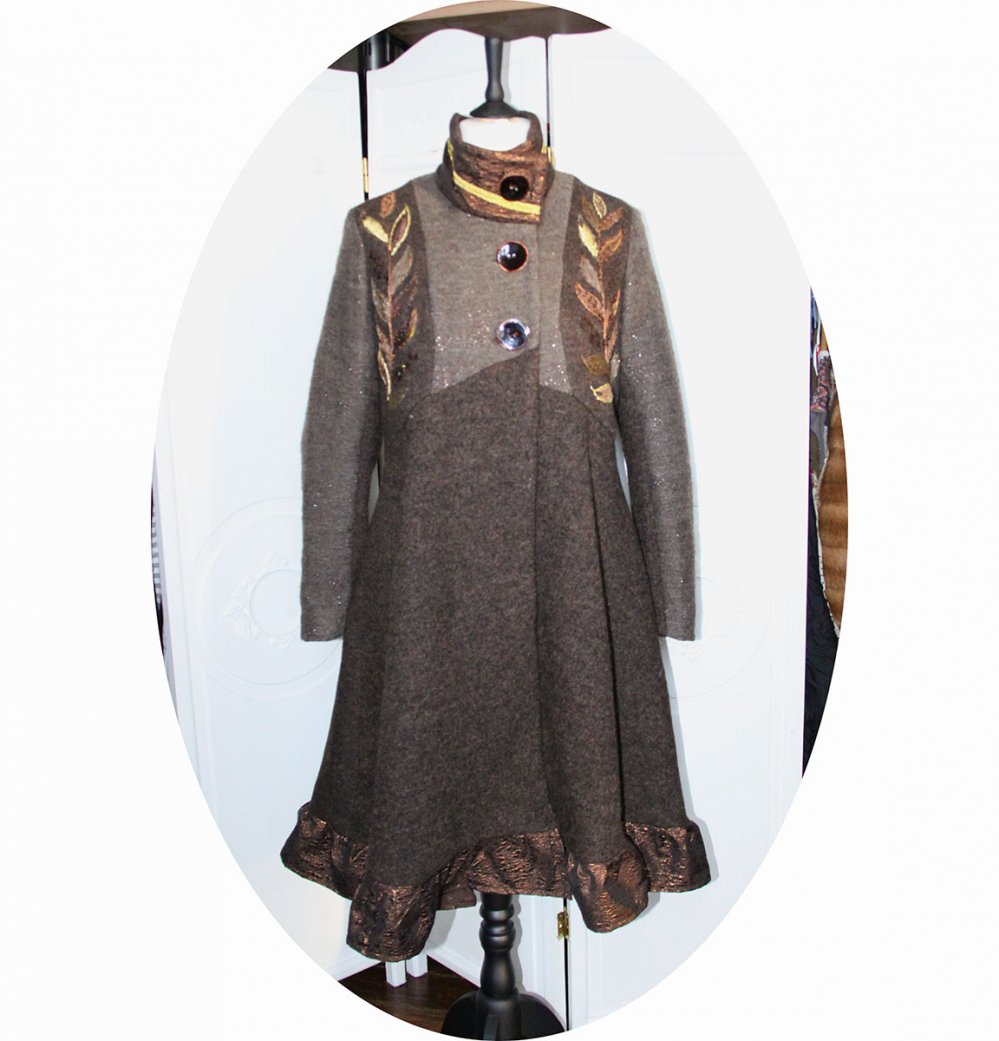 Manteau Spencer de forme trapèze en lainemarron et cuivre brodé main avec détails en tissu gauffré cuivre et tresse dorée--9995732482891
