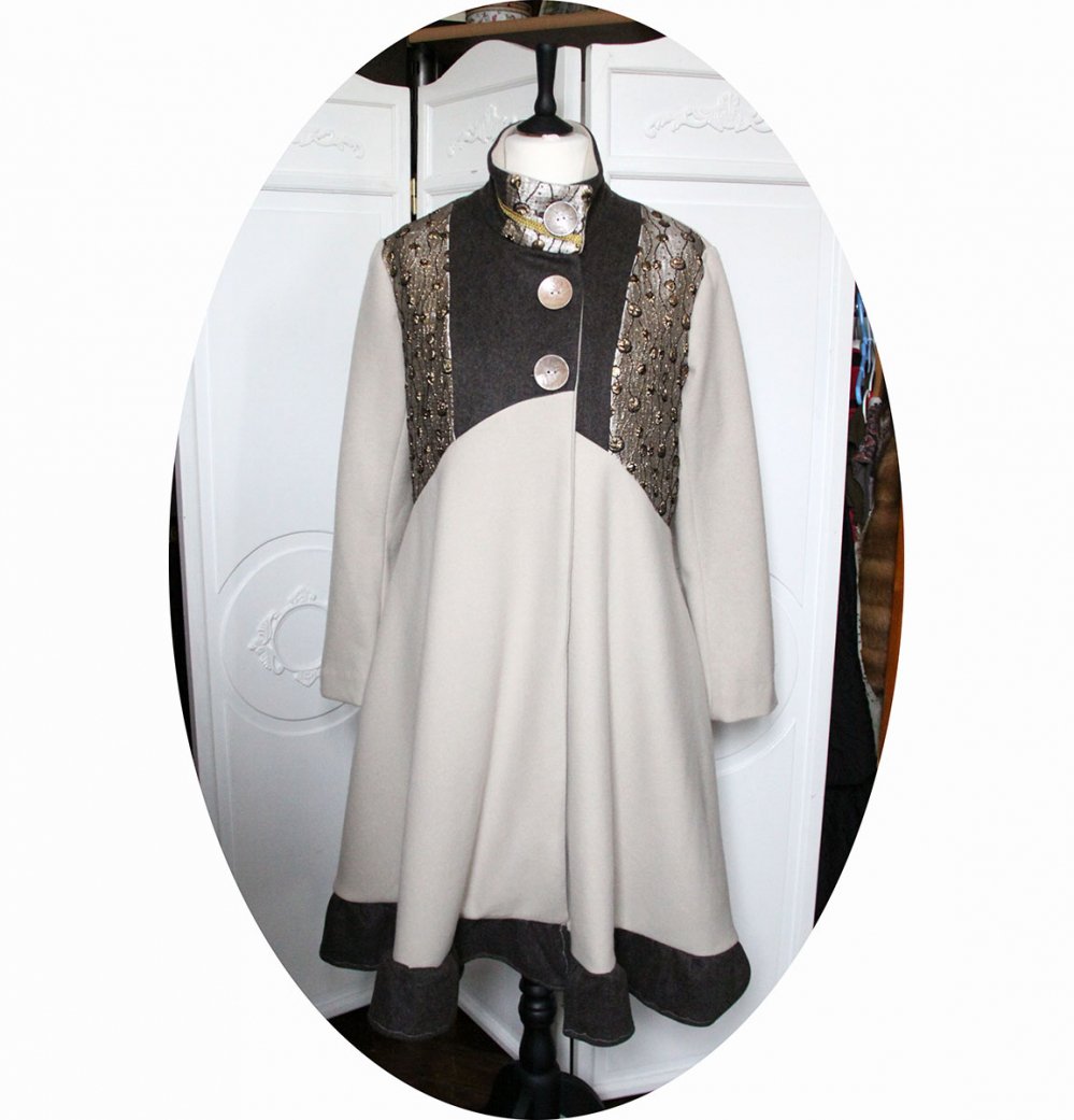 Manteau Spencer trapeze ample et chic en laine et brocard en coloris ivoire taupe et doré--9995732487476