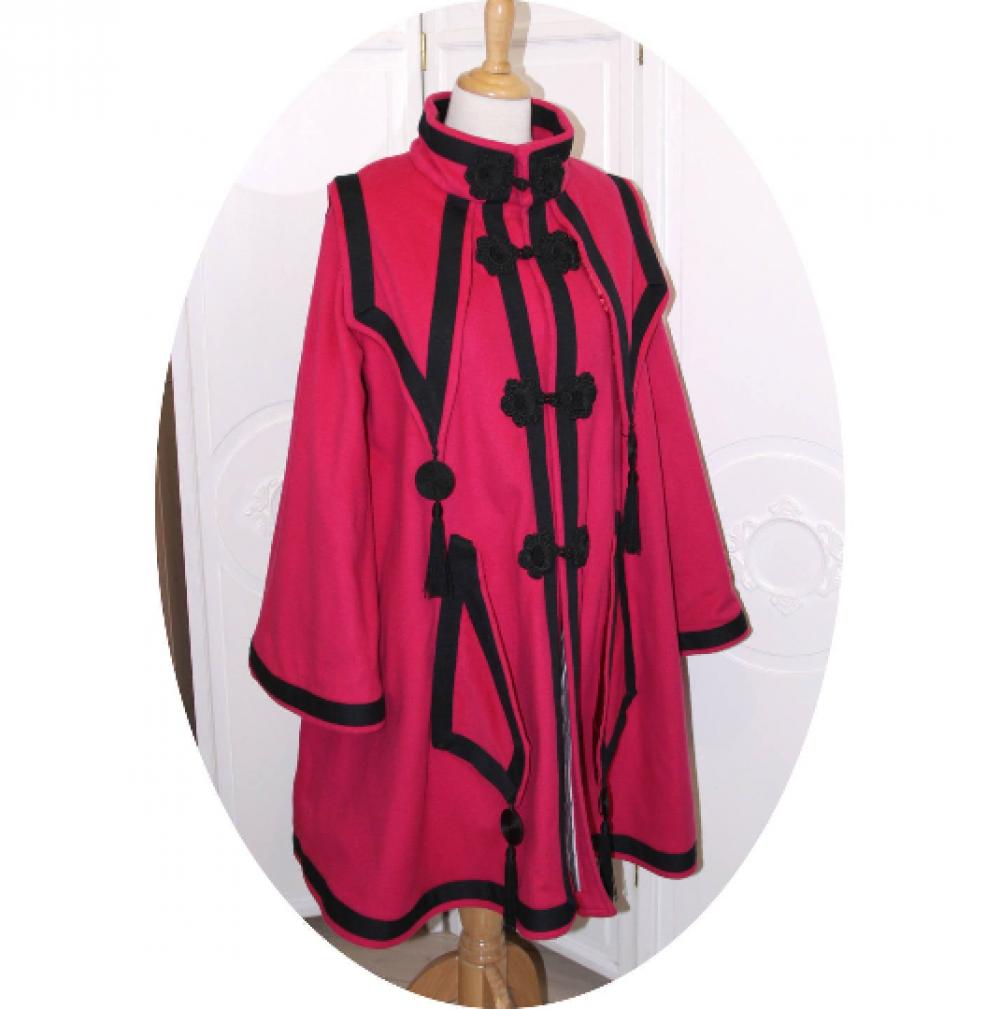 Manteau trapeze long en laine rose fuchsia brandebourgs et galon passementerie noirs--9995983649425