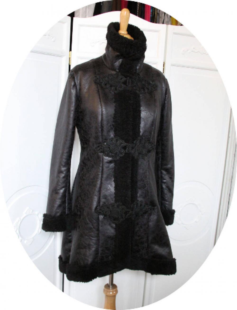 Manteau trois quart cintré et évasé en peau lainée noire avec un coté simili cuir marbré un coté moumoute polaire noire--9995575175622