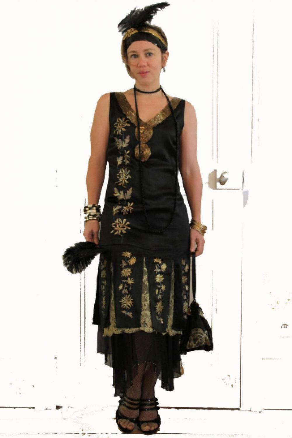 Robe Années 20 en satin de soie noir peint à la main d'un motif de fleur dorées à décolleté dos en dentelle dorée et sous jupe en mousseline--9995560469842