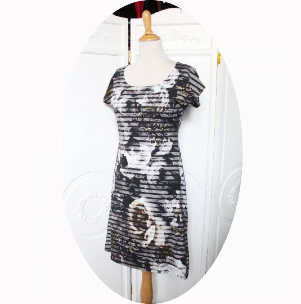 Robe P'tit Basique courte et trapeze à manches courtes en maille jersey de coton grise à rayures noires et motif floral--9995552681917