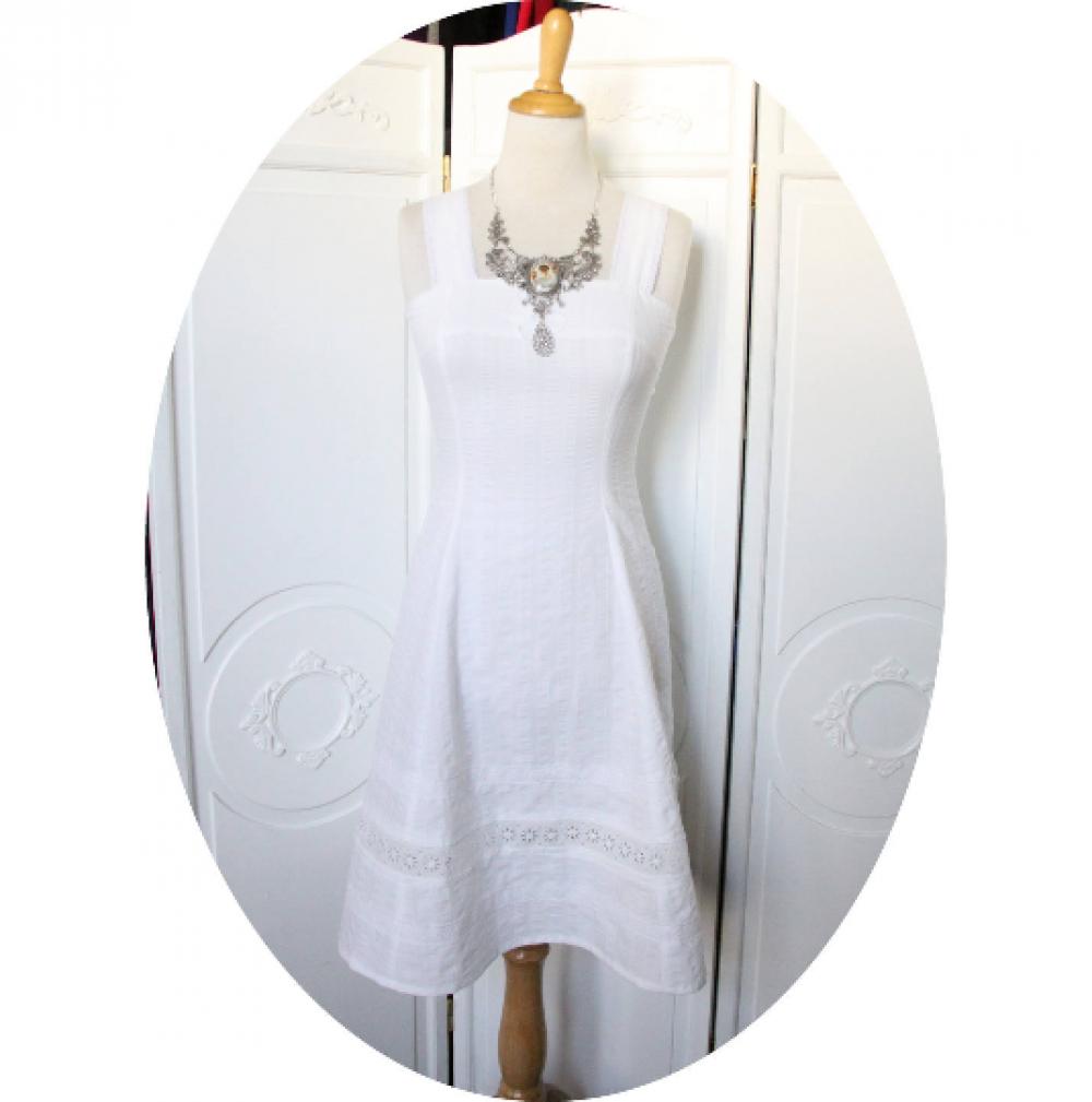 Robe blanche courte et évasée à bretelles en coton à rayures et broderie anglaise facon lingerie ancienne--9995550977654