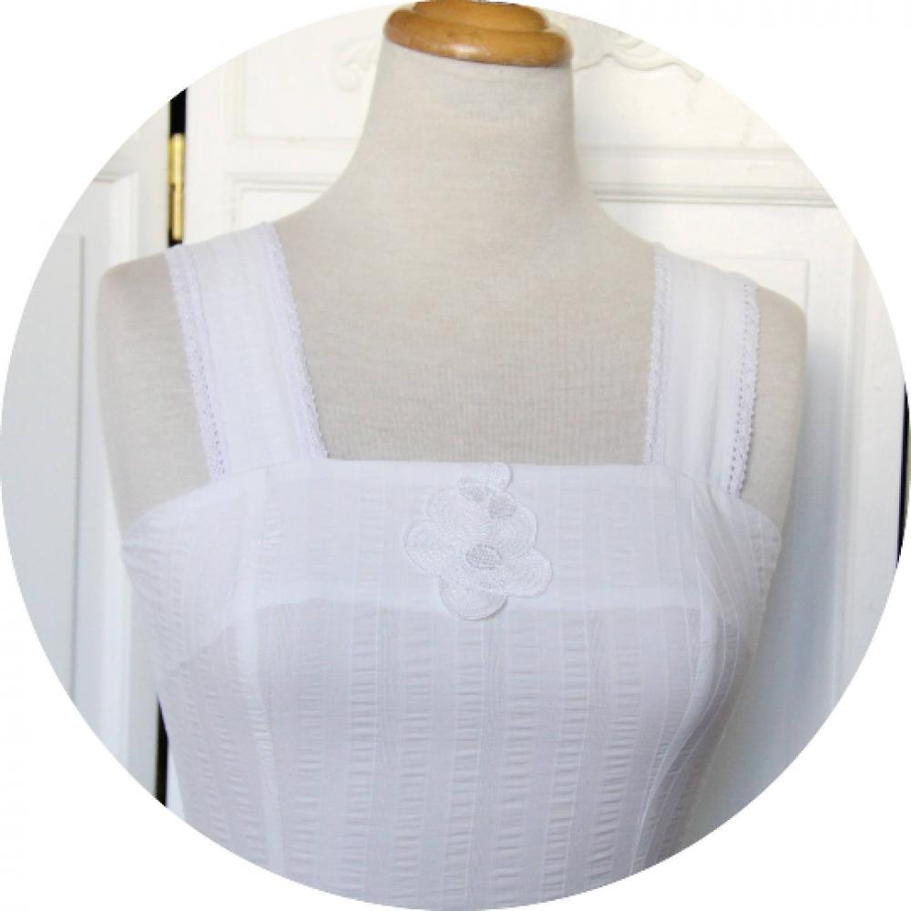 Robe blanche courte et évasée à bretelles en coton à rayures et broderie anglaise facon lingerie ancienne--9995550977654