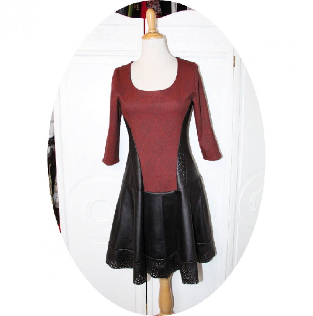 Robe bustier baroque noir et bordeaux à manches longues et jupe patineuse en simili cuir noir et coton stretch bordeaux--9995544045291