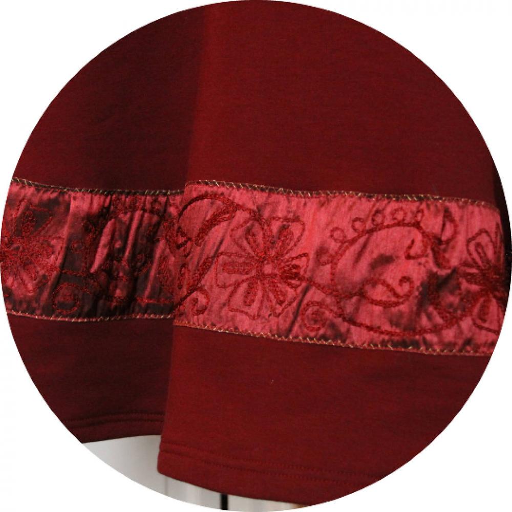 Robe courte evasee à manches longues et col montant rouge bordeau en maille coton gratté et galon brodé--9995541057143