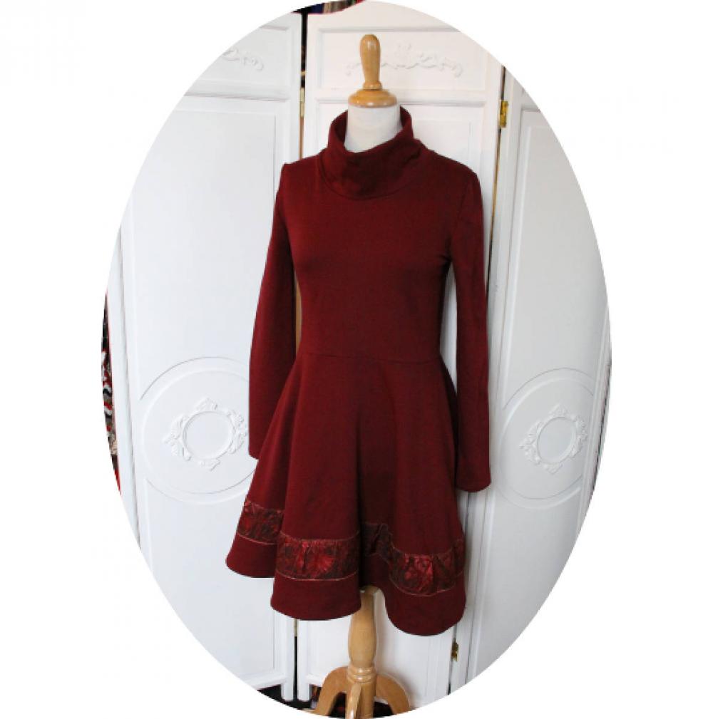 Robe courte evasee à manches longues et col montant rouge bordeau en maille coton gratté et galon brodé--9995541057143