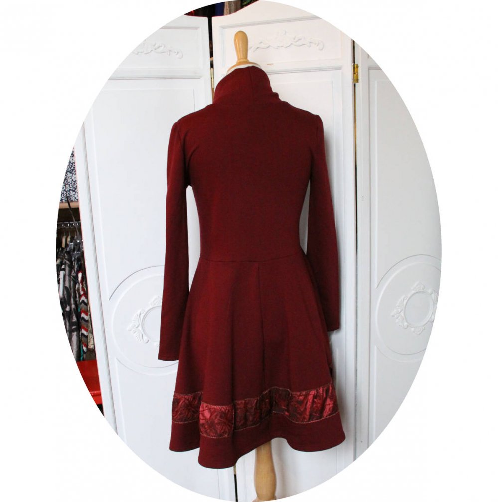 Robe courte evasee rouge bordeau en maille coton et galon,robe manches longues bordeaux,robe en maille coton gratte rouge col montant--9995496171055