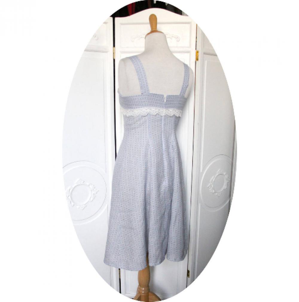 Robe courte forme princesse à bretelles et encolure carrée en lin bleu et blanc à rayures et dentelle ancienne doublée en coton--9995544040067