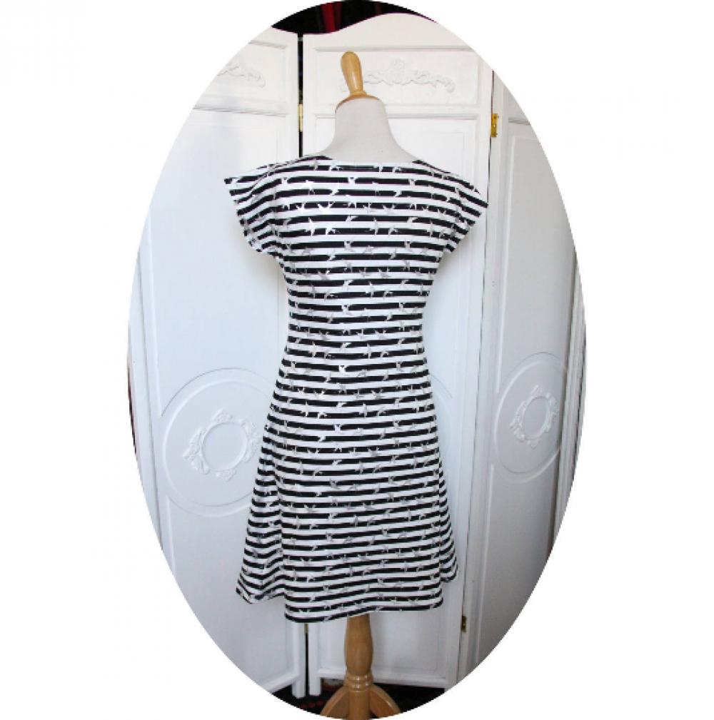 Robe courte trapèze en jersey de coton marinière à rayures noires et blanches et oiseau imprimé argent--9995550957403