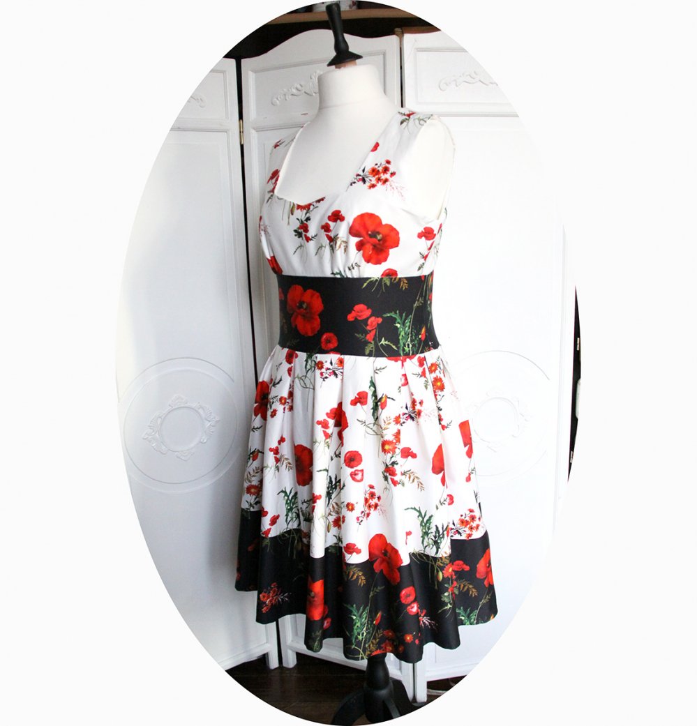 Robe d'été coquelicot esprit pin up en coton à fleur de pavot rouge sur fond blanc et noir avec une jupe courte évasée--9995590711898