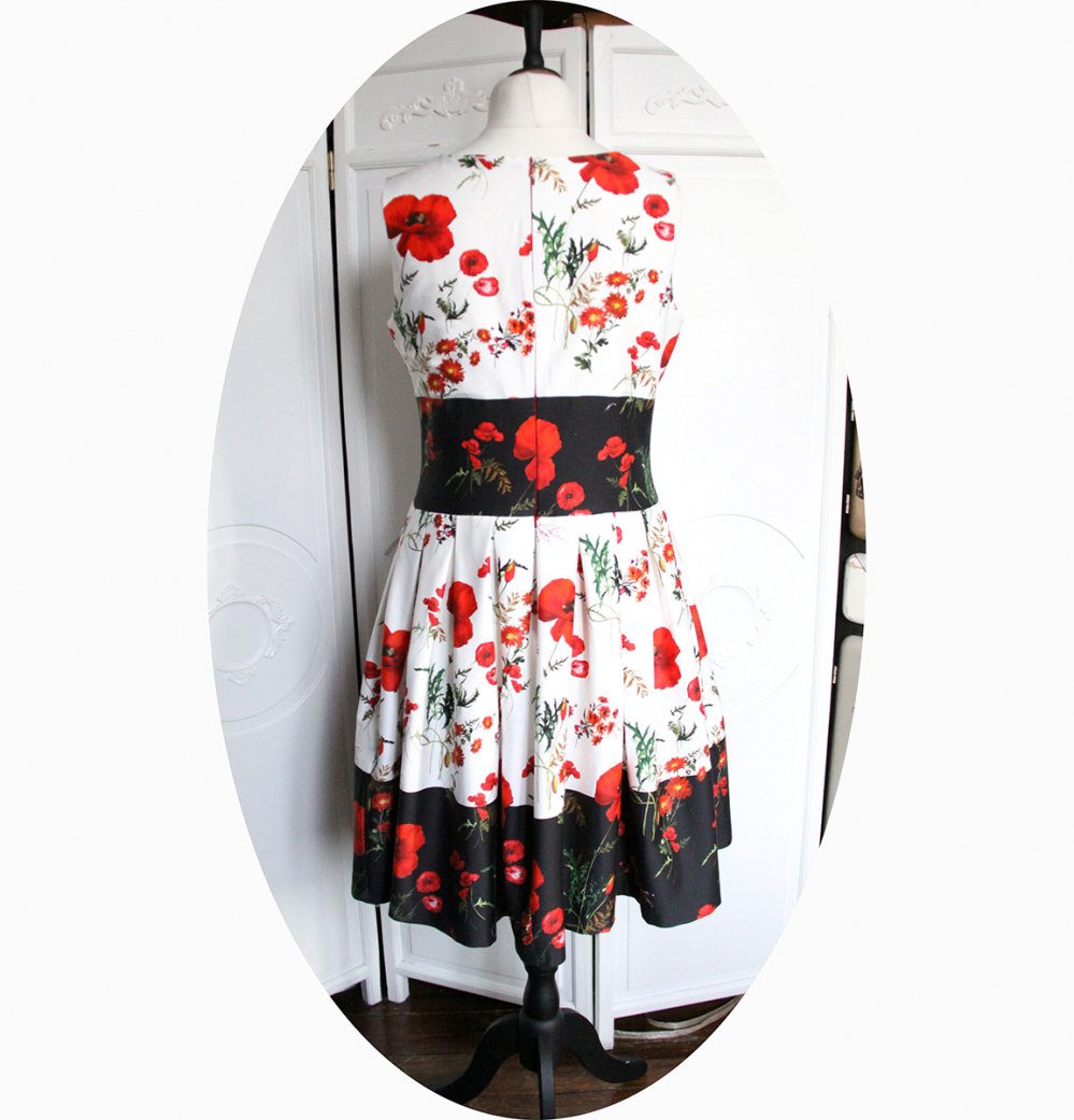Robe d'été coquelicot esprit pin up en coton à fleur de pavot rouge sur fond blanc et noir avec une jupe courte évasée--9995590711898