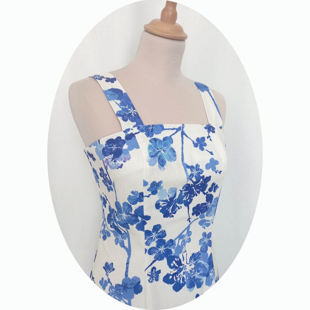 Robe d'été courte cintrée et évasée à bretelles en coton écru imprimé de fleurs bleues--2226844376004