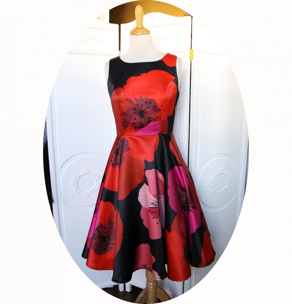 Robe fifties pin up sans manches a jupe corole en satin noir imprimé de larges fleurs coquelicot rouge et rose--9995580759725