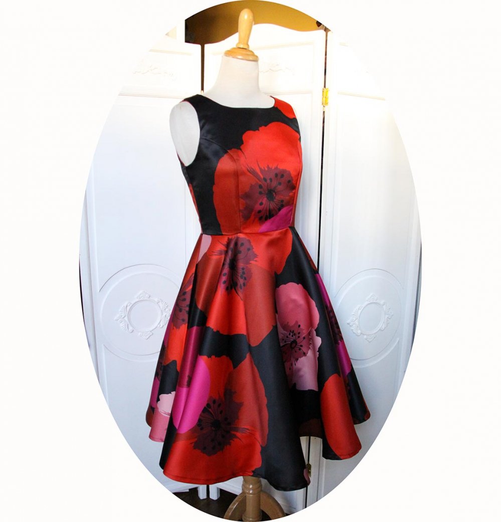 Robe fifties pin up sans manches a jupe corole en satin noir imprimé de larges fleurs coquelicot rouge et rose--9995580759725