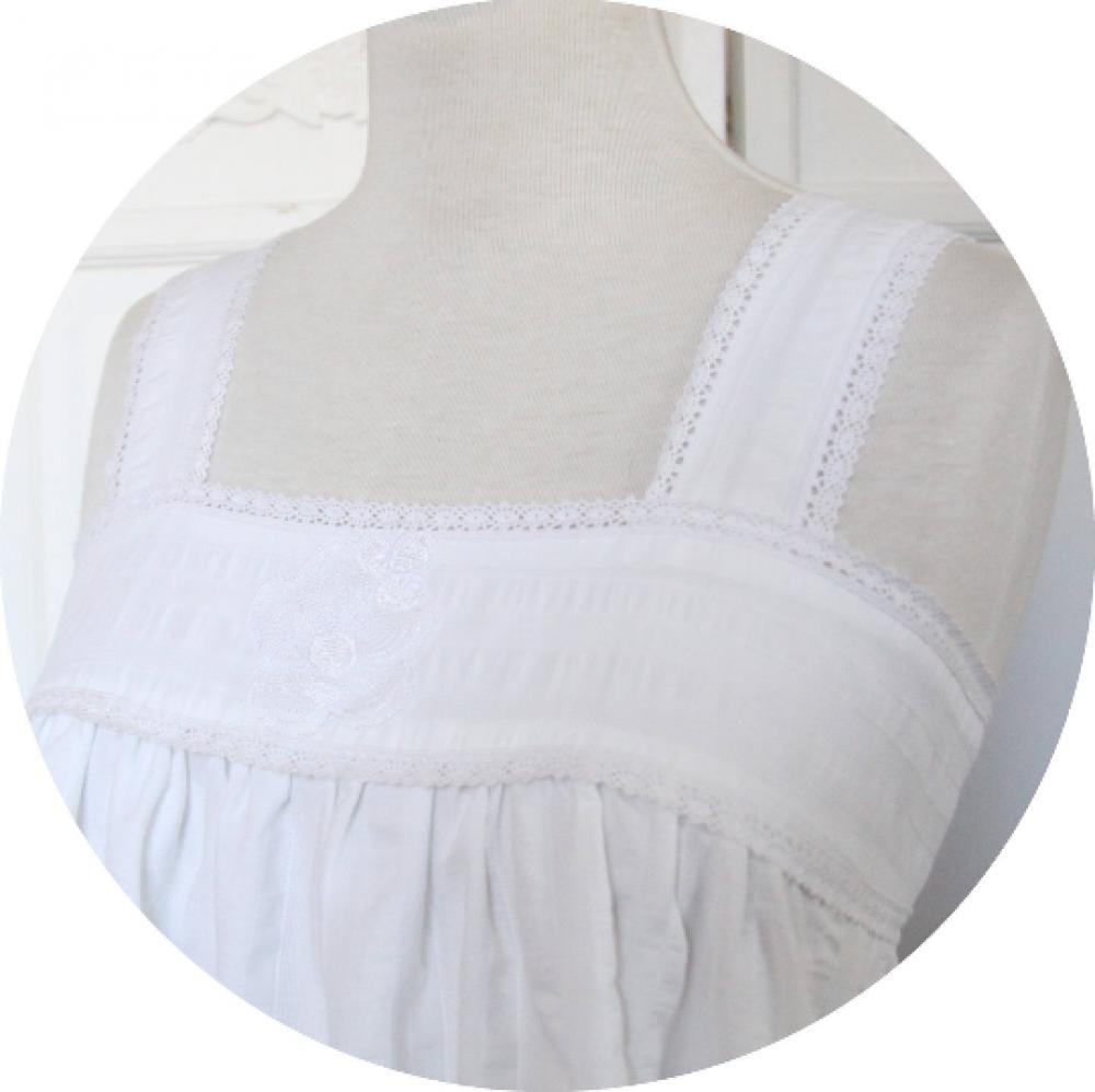 Robe longue blanche rétro champetre  en coton à rayures et broderie anglaise facon lingerie ancienne--9995550962254