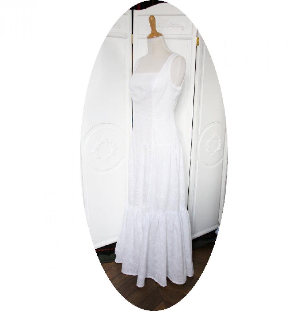 Robe longue blanche sans manches à décolleté carre en broderie anglaise avec une jupe longue à volants--9995552650067