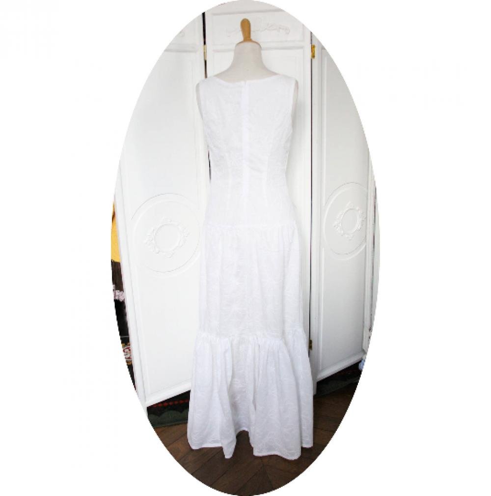 Robe longue blanche sans manches à décolleté carre en broderie anglaise avec une jupe longue à volants--9995552650067