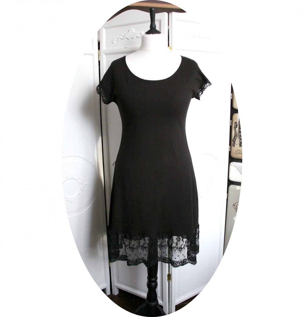 Robe noire courte trapeze 'P'tit Basique' en jersey noir et dentelle noire--9996046992120