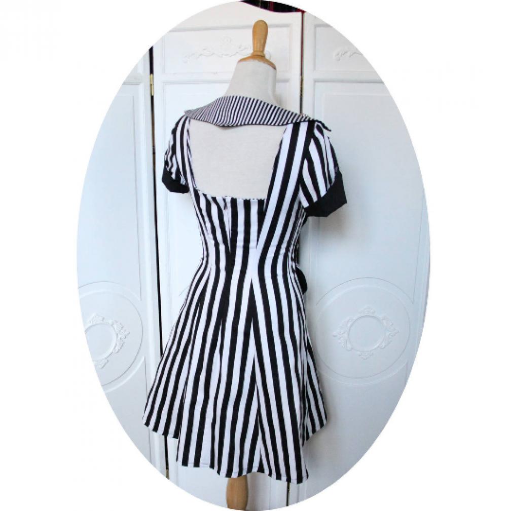 Robe Pompadour robe courte cintrée et évasée  en coton rayé noir et blanc à manches courtes et décolleté carré style steampunk--9995541154651