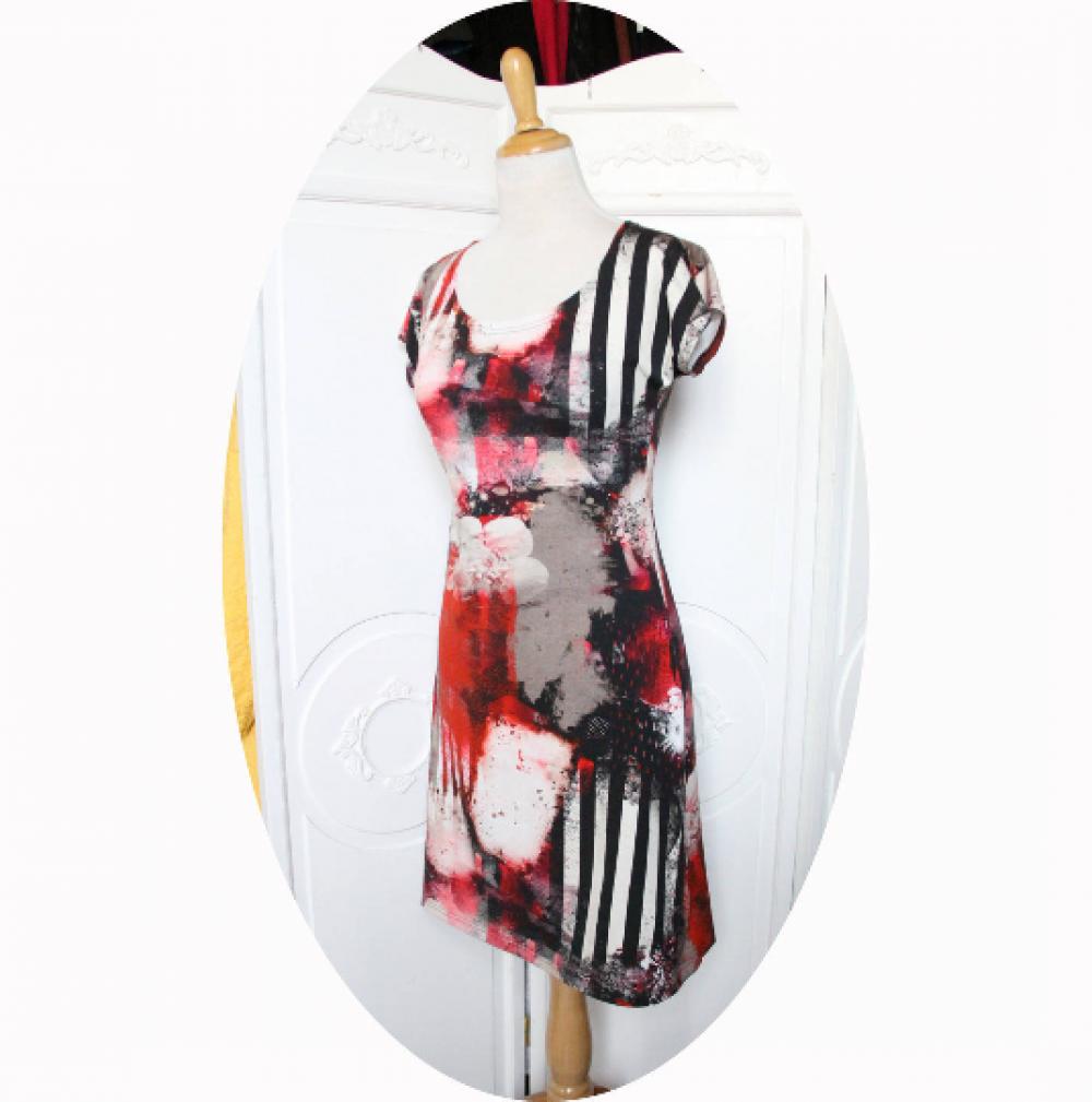 Robe simple courte et trapeze en jersey de coton inprimé dans les tons rouge noir et beige avec un motif de rayures noires et de fleurs--9995541140586