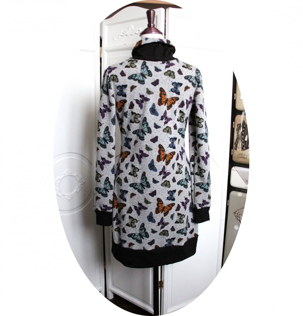 Robe sweatshirt col montant en molleton gris imprimé de papillons et détails noirs--9996030053103