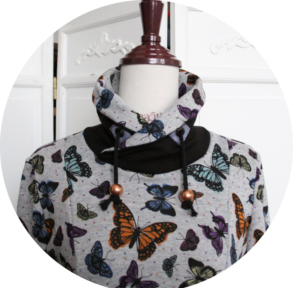 Robe sweatshirt col montant en molleton gris imprimé de papillons et détails noirs--9996030053103