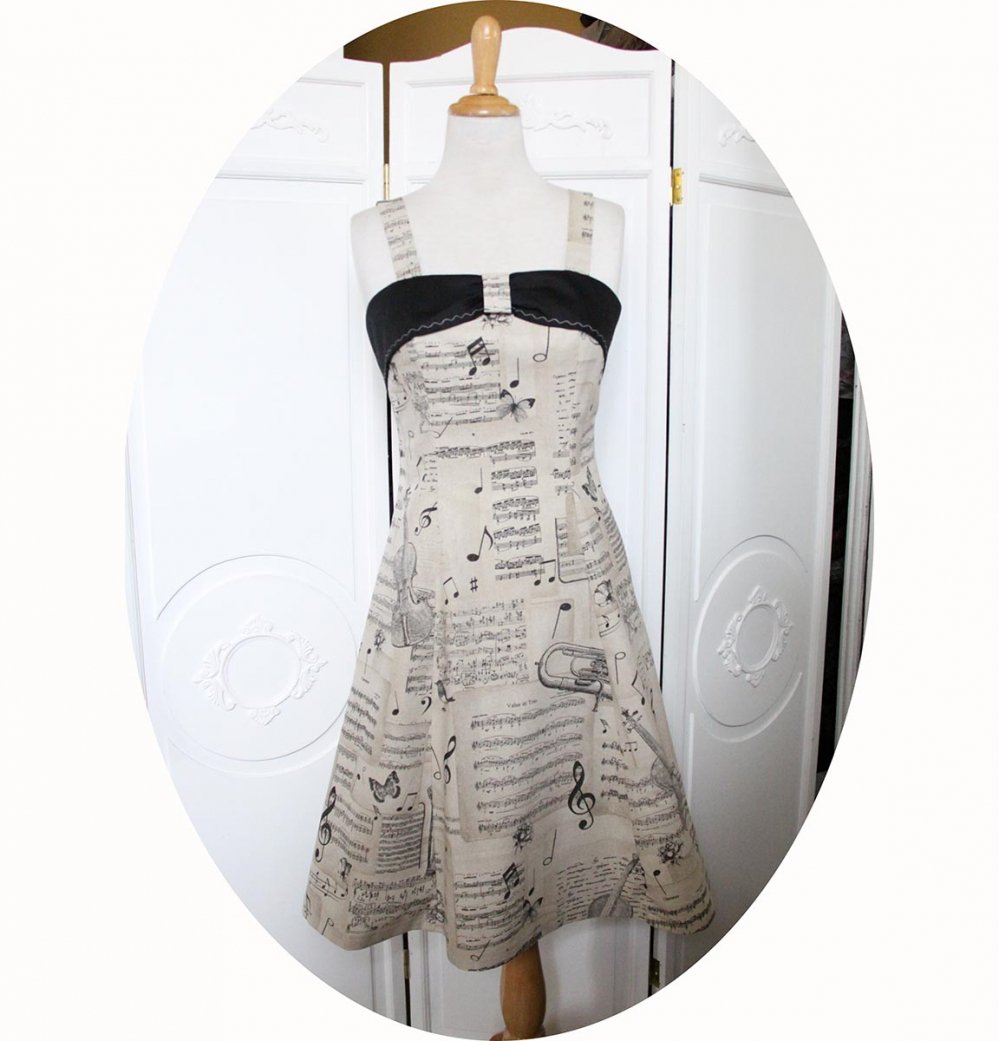 Robe thème musique en coton beige imprimé instruments et notes de musique noires ajustée sur le buste avec une jupe évasée et bandeau noir--9995590740645