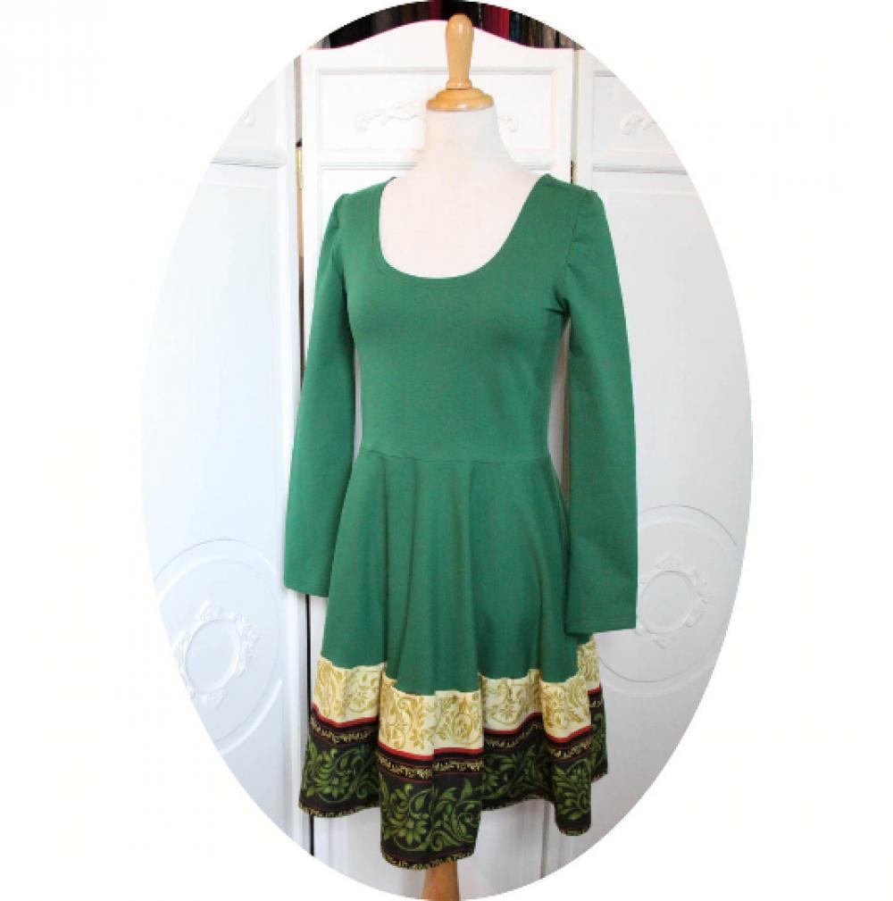 Robe verte courte à manches longues en maille coton et galon coton effet dentelle en coloris vert et ivoire--9995541502698