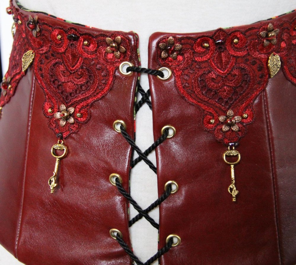 Serre taille Cersei, serre taille en soie cuir rouge, ceinture corset en cuir rouge et broderies--9995496199578