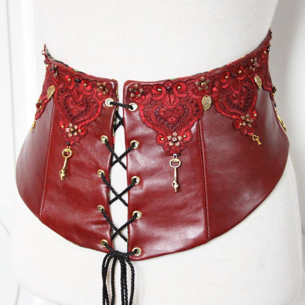 Serre taille Cersei, serre taille en soie cuir rouge, ceinture corset en cuir rouge et broderies--9995496199578