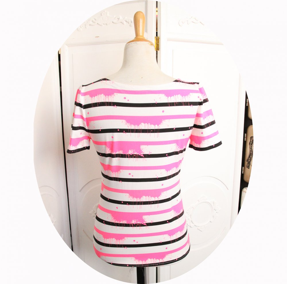 Top P'tit Basique tshirt marinière manches courtes à rayures noires et roses fluo effet taches sur fond blanc--9995884106690