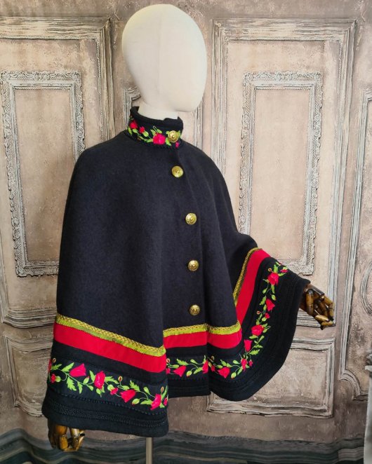 Cape en laine noire et coquelicot rouge
