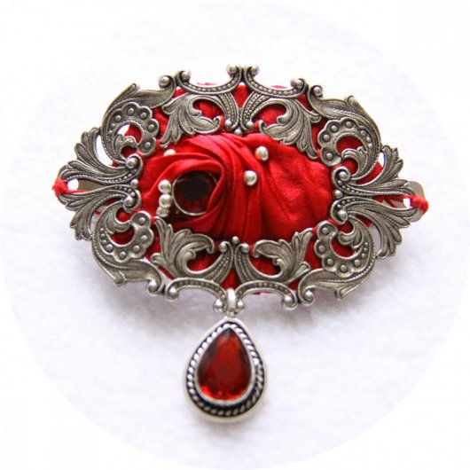 Barrette ovale en ruban de soie shibori rouge brodée et cadre argenté 5cm