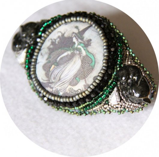 Barrette Sorcière et chats noire et verte brodée de perles 7cm