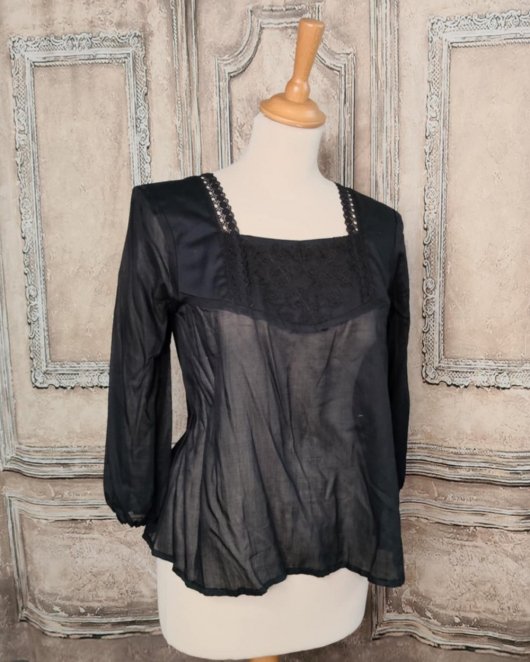 Blouse noire en dentelle et broderie anglaise vintage