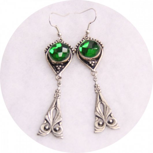 Boucles d'oreilles Baroques argentées et cabochon vert émeraude