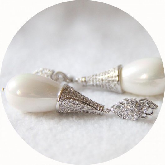 Boucles d'oreilles baroques grande goutte nacrée et attaches dormeuses argentées strassées