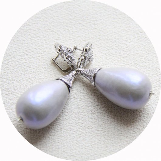 Boucles d'oreilles baroques grande goutte perle nacrée et attaches dormeuses argentées strassées