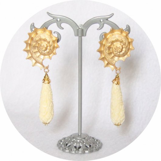 Boucles d'oreilles coquillage doré mat et goutte gravée ivoire