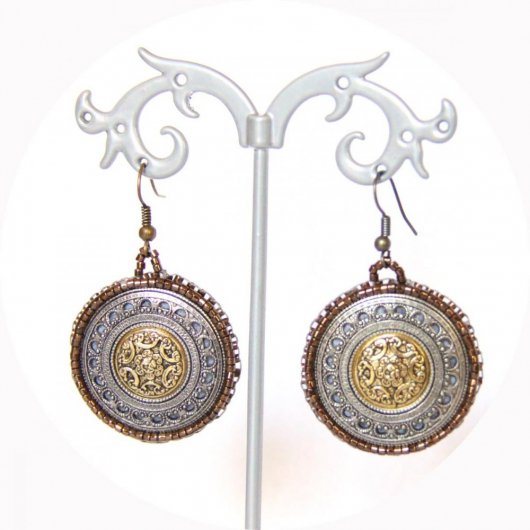 Boucles d'oreilles Esprit Antique médaillon en métal couleur or argent bronze brodé de perles bronze