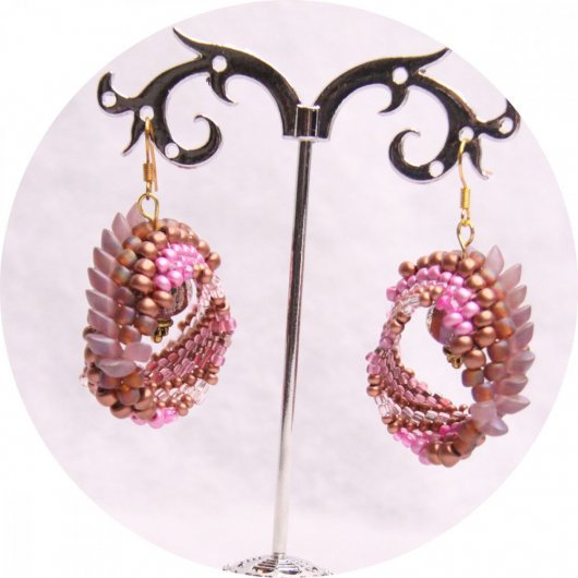 Boucles d'oreilles ethniques spirale de perles 'Pink Lady' rose et cuivre