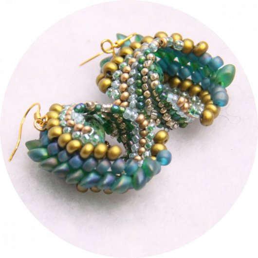 Boucles d'oreilles ethniques spirale de perles 'Way of Water' bleu vert et or