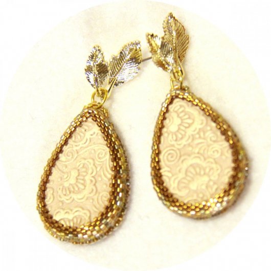 Boucles d'oreilles goutte beige et doré motif floral