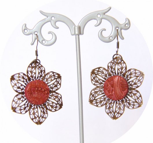 Boucles d'oreilles légères fleur rouge corail et bronze
