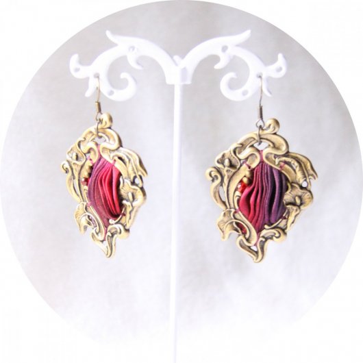 Boucles d'oreilles Art Nouveau en laiton bronze et ruban de soie shibori pourpre